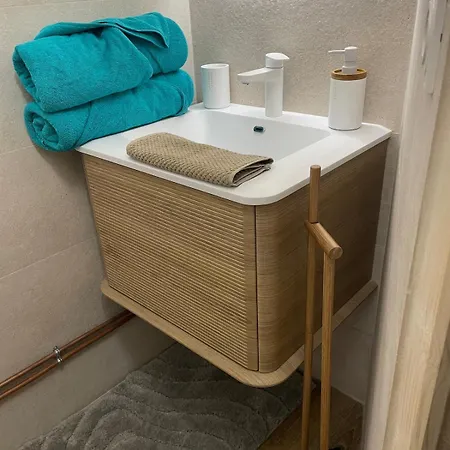 Avec Canape Lit 2 Places Dans Piece De Vie Et Lit Place Dans Coin Nuit Сен-Мандрие-сюр-Мер