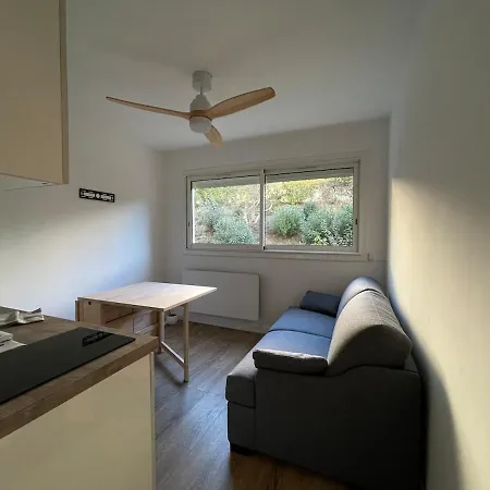 Avec Canape Lit 2 Places Dans Piece De Vie Et Lit Place Dans Coin Nuit Apartment Saint-Mandrier-sur-Mer