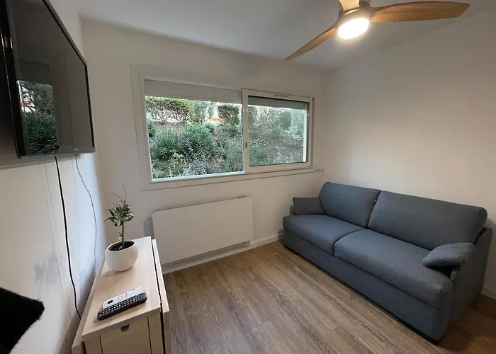 Apartment Avec Canape Lit 2 Places Dans Piece De Vie Et Lit Place Dans Coin Nuit *