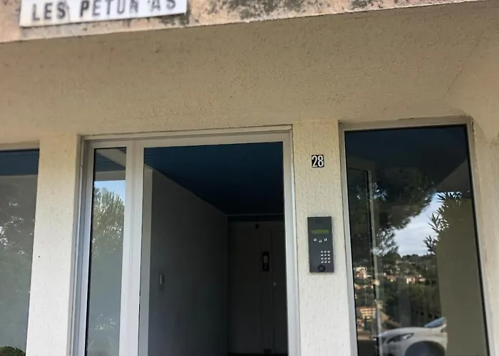 Avec Canape Lit 2 Places Dans Piece De Vie Et Lit Place Dans Coin Nuit Apartment Saint-Mandrier-sur-Mer